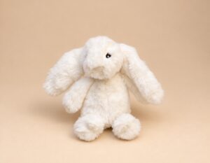 Conejo pequeño blanco