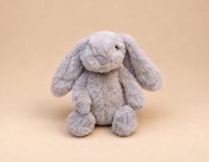 Conejo pequeño gris