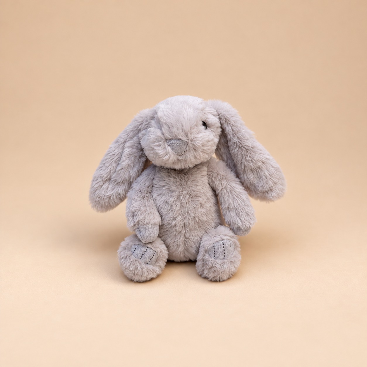 Conejo pequeño gris